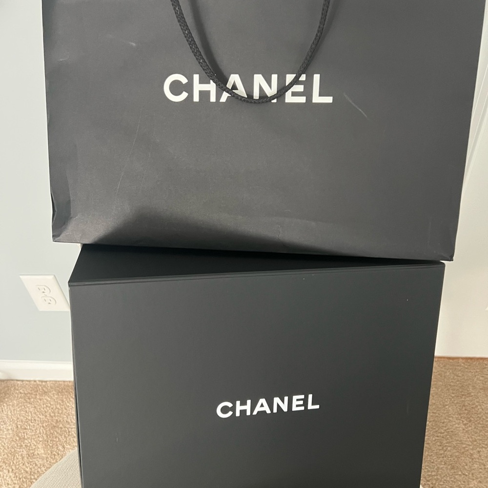 CHANEL - Picture 9 of 9